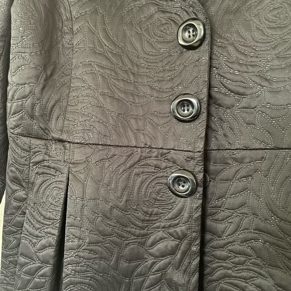 Embossed Rose Patterned Long Jacket - Picture 2 of 5